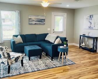 Hues of Blue 2BR 2BA Home on Quiet Street - Nederland - Living room