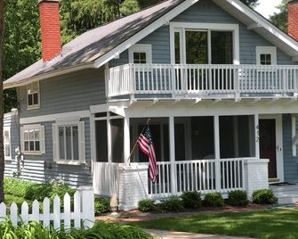 Halloween Dates Still Open--Colors Still Beautiful! - Saugatuck - Building