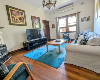 Central to City or Sea Private Gardens - Marleston - Living room