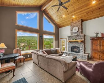 Escape to Tranquility: Amazing Cabin Near Zion - Orderville - Sala de estar