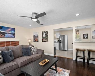 Cozy 2B/1Bth w Great Access to Airport - Fresno - Living room