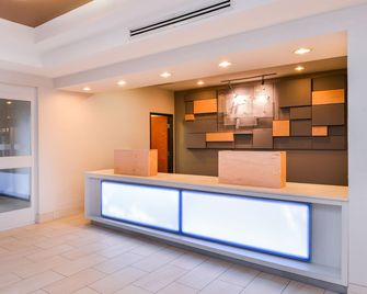 Holiday Inn Express & Suites Parkersburg - Mineral Wells By IHG - Mineral Wells - Receptie