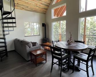 New Mountain Cabin perfect for outdoor enthusiasts- hiking, fishing, relaxing! - Clinton - Dining room