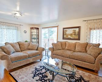 Beautiful Apartment-5 Beds-Full Kitchen-Parking-Super Clean! - Boston - Living room