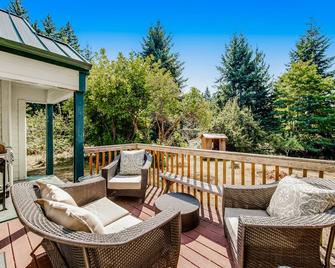 Darling Cottage in the Trees w/ Free WiFi, Full Kitchen, Wood Stove, & Gas Grill - Clinton - Balcony
