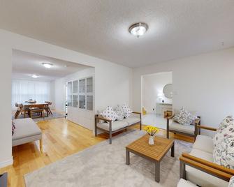 3-Bed 3-Bath Cozy Vacation House in Ajax, Greater Toronto Area, ON, Canada - Ajax - Living room