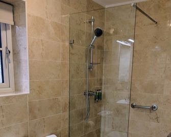 Wayford Bridge Inn - Stalham - Bathroom