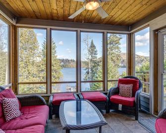 Tour du Lac: Lake access via Private Dock (Kayaks) and Spa - Saint-Faustin-Lac-Carré - Living room