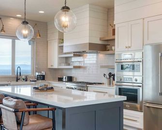 Pioneer by Avantstay Magnificent Home Located In The Brasada Ranch Community! - Powell Butte - Kitchen