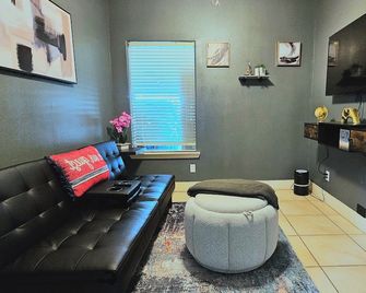 4 BR Smart Luxe Condo, Gated Community, Pool View, Mins to Costco & Top Golf - McAllen - Living room