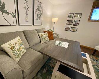 Guest Suite with Hot Tub, sleeps 4 - No nonsense fee - Moscow - Wohnzimmer