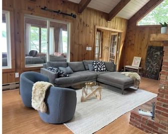 Berkshires Lakefront Retreat - Becket - Sala de estar