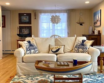 Seagull Beach Guest House, Unique Lake Michigan Cottage on private beach - Sheboygan - Living room