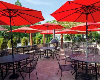 Whispering Woods Cabins & Grill - Calico Rock - Patio