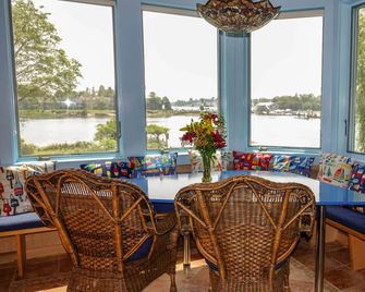 Luxury Ocean Front Boothbay Harbor Home- 3 Bed, 2 Bath, Sleeps 10- Pets Ok - Boothbay Harbor - Eetruimte