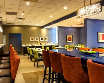 홀리데이 인 호텔 & 스위트 미시수가 - 미시소거 - 레스토랑