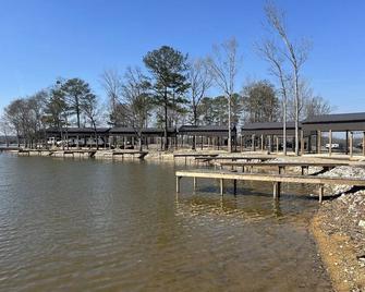 Lakeside Comfort: Covered RV Site with Private Pier #1 - Лінкольн - Вигляд зовні