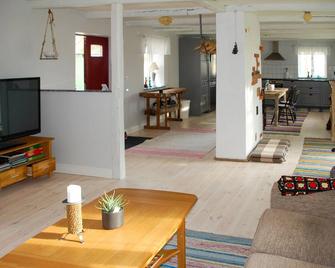 3 Bedroom Amazing Home In Vollsjö - Sjöbo - Sala de estar