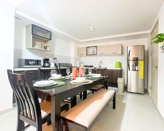 Apartamento Moderno Orange Place + Wifi+ Pool+ Gym - Santa Tecla - Comedor