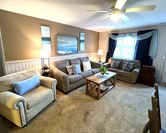 Condo Overlooking the Marina - Huron - Living room