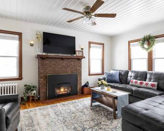Charming Tudor in the heart of Brainerd - Brainerd - Pokój dzienny