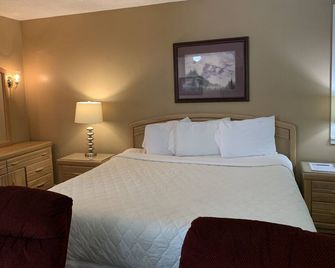 Honeymoon Cottage, creek view. - Gatlinburg - Bedroom