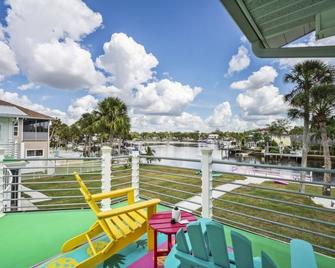The Keys Studio Apt - New Port Richey - Balcony