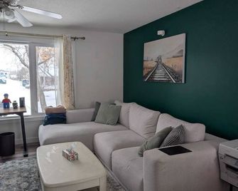 Cozy Modern Farmhouse, Steps from Mirror Lake! - Camrose - Huiskamer