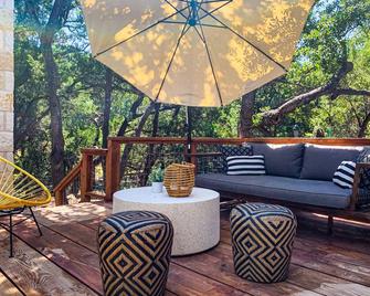 Gorgeous, Modern Home with Ping-Pong, Foosball, Firepit & Deck - 2 Dogs OK - Canyon Lake - Patio
