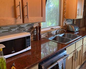 Cute & Cozy Cabin- walking distance to the lake! - Sylvan Lake - Kitchen