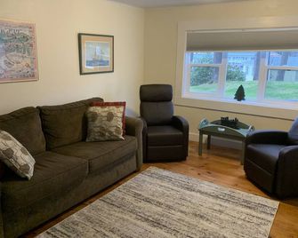 Excellent Location and Value! 1/2 Mile walk to the Beach - Ogunquit - Living room