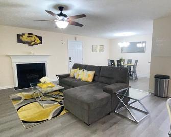 A Touch of Sunshine Ideal For Long Term Stays - Fayetteville - Living room