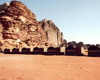 Wadi Rum Shooting Stars Luxury Camp - Wadi Rum - Bâtiment