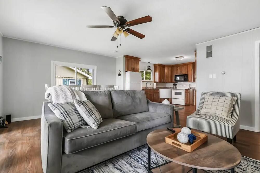 Cozy Private Lakefront Cottage, Pet-Friendly with Private Dock - Kalkaska - Huiskamer