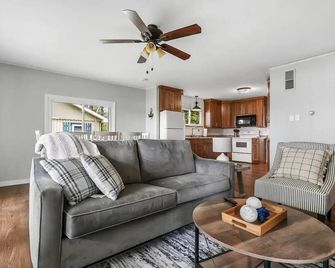 Cozy Private Lakefront Cottage, Pet-Friendly with Private Dock - Kalkaska - Huiskamer