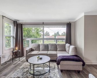 Beautiful 4Br 2Ba Home w/ Wifi, Cable, AC + more! - Sudbury - Living room