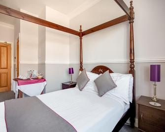 OYO Timothy's - Tenby - Bedroom