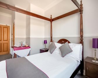 OYO Timothy S - Tenby - Bedroom