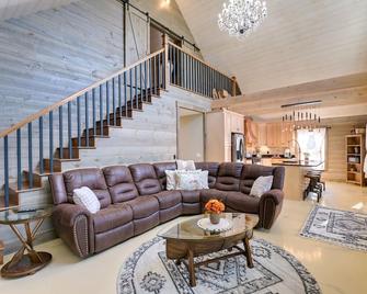 Elegant Newport Cabin with Porch and Lake Access - Newport - Living room