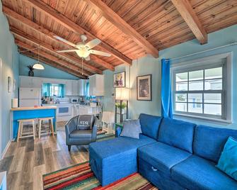 Pet-Friendly Townhome, 2 Blocks to Atlantic Beach! - Atlantic Beach - Living room