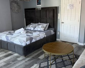 1 bedroom 1 bath private entrance - Bay Shore - Bedroom