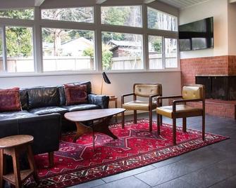 Newly Renovated Arcata Sunny Mid-Century Gem - Arcata - Lounge