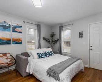 Starved Rock & Ottawa Retreat Amazing Getaway Home - Ottawa - Bedroom