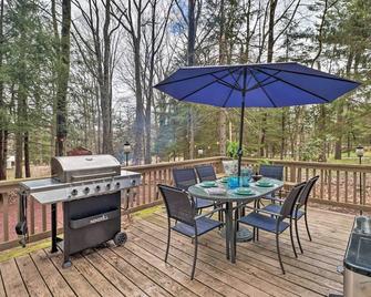 Deck and Fire Pit Cozy Pocono Mountain Home - Lake Harmony - Balcony