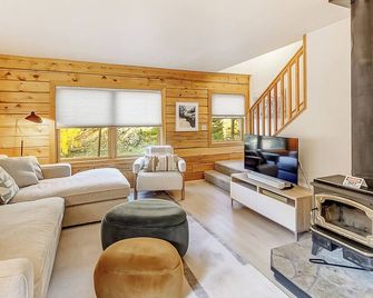 Peaceful 3-bedroom cabin 20 minutes to Winter Park Resort - hot tub, EV charger - Tabernash - Sala de estar