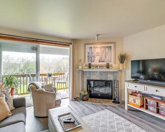 Ocean Shores Condo with Balcony Less Than 1 Mi to Beach! - Ocean Shores - Sala de estar