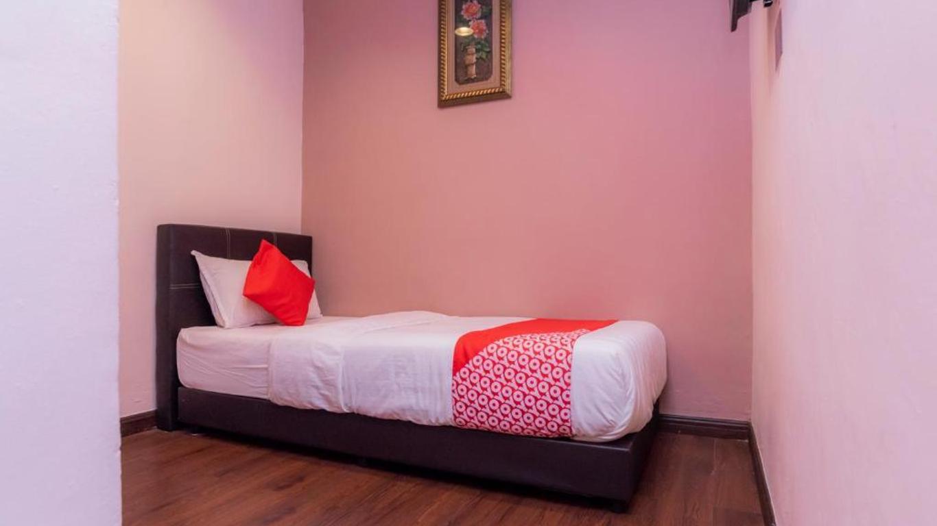 OYO 44026 98 Hotel