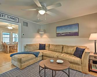 The Blue Crab Cottage - 3 Blocks From The Beach! - Colonial Beach - Living room