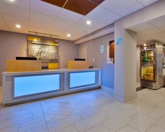 Holiday Inn Express Fairfax - Arlington Boulevard By IHG - Fairfax - Front desk