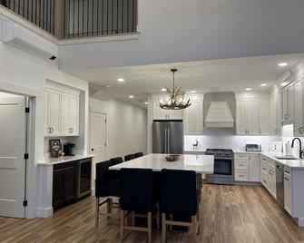 Brand New 2-Story Loft Residence Above Cranmore Mountain Lodge - North Conway - Køkken